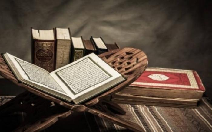 هل يجوز التحدث مع الغير أثناء قراءة القرآن ؟